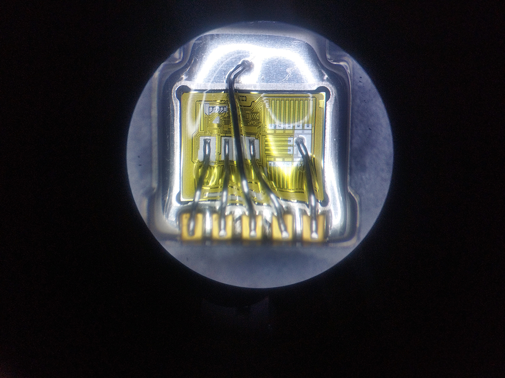 Фото кристалла транзистора под микроскопом